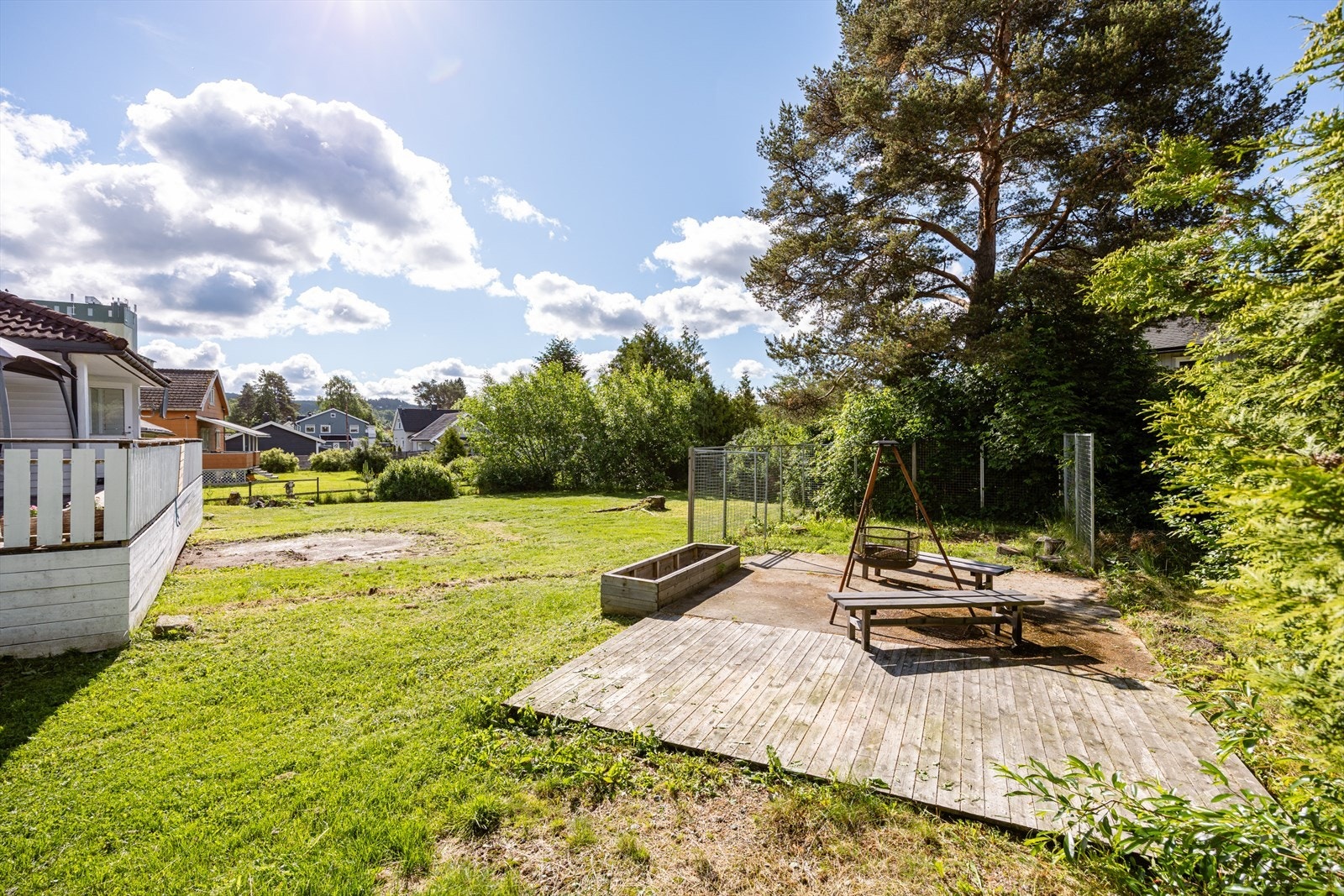 Det er laget en platting i hagen hvor man kan ha bålpanne og sittegruppe. Galleribilde