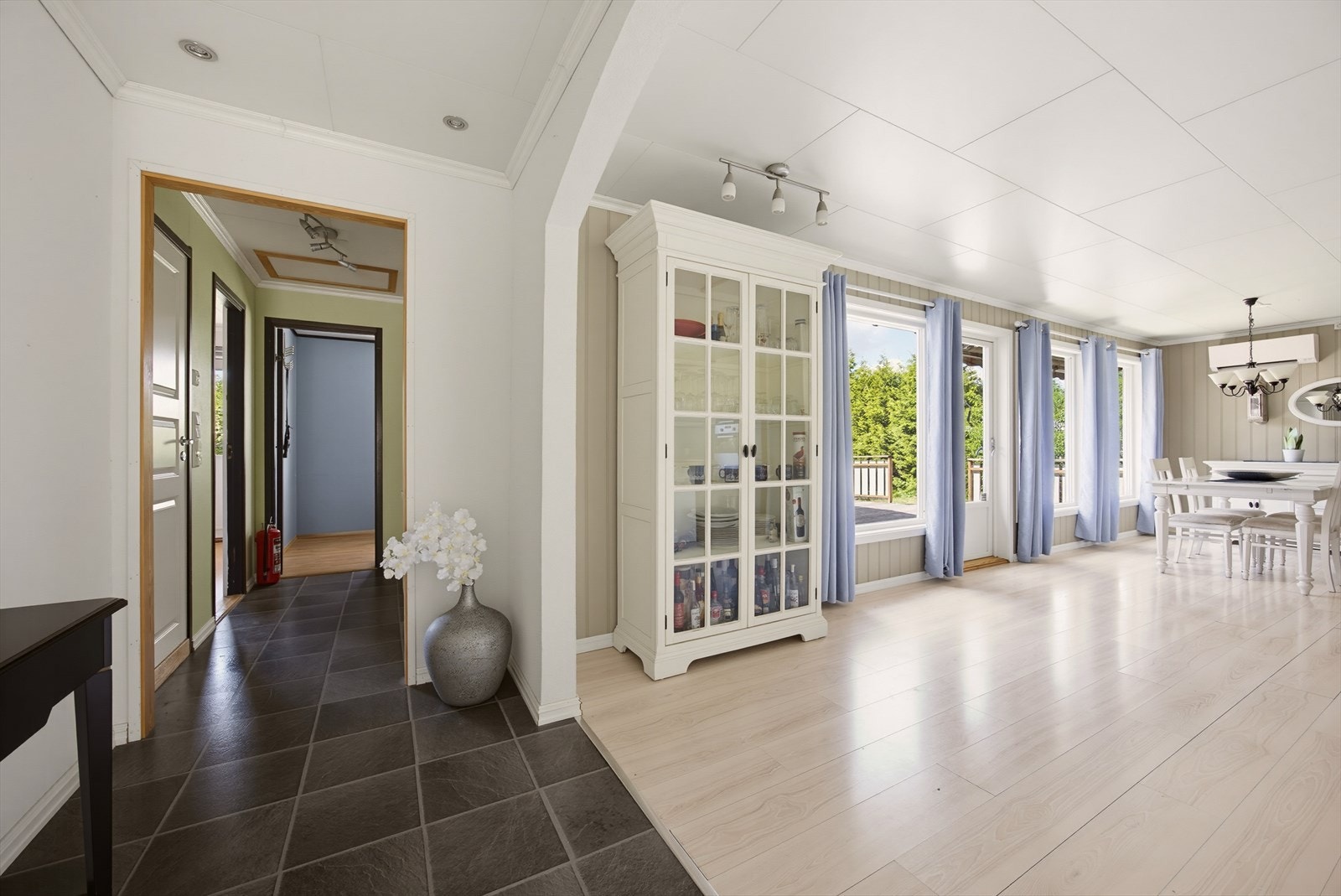 Lys og luftig stue med store vindusflater som slipper inn rikelig med naturlig lys og skaper en behagelig atmosfære. Galleribilde