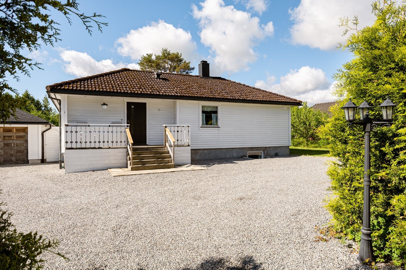 Boligen fremstår innbydende med et pent fasadeuttrykk og en lettstelt eiendom som gir et godt førsteinntrykk. Galleribilde