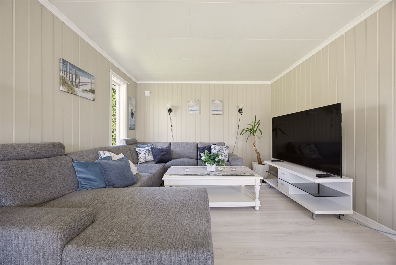 God plass til stor sofakrok gjør dette til et naturlig samlingspunkt for hele familien. Galleribilde