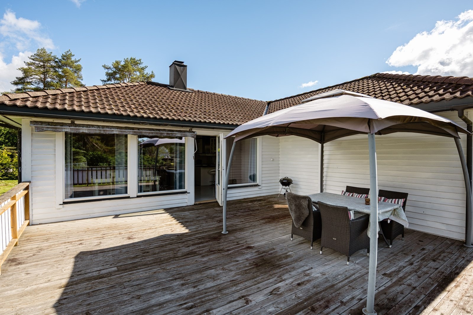 Her er det god plass til utemøblement og grill. Galleribilde