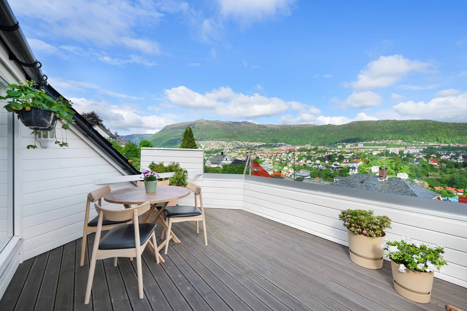 Romslig balkong på ca. 15 kvm med utgang fra stuen. Her er det flott utsikt og gode solforhold på dagtid! Galleribilde
