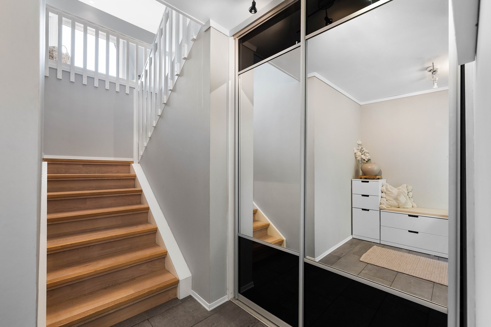 Praktisk med skyvedørsgarderobe og lagring under trappen. Galleribilde
