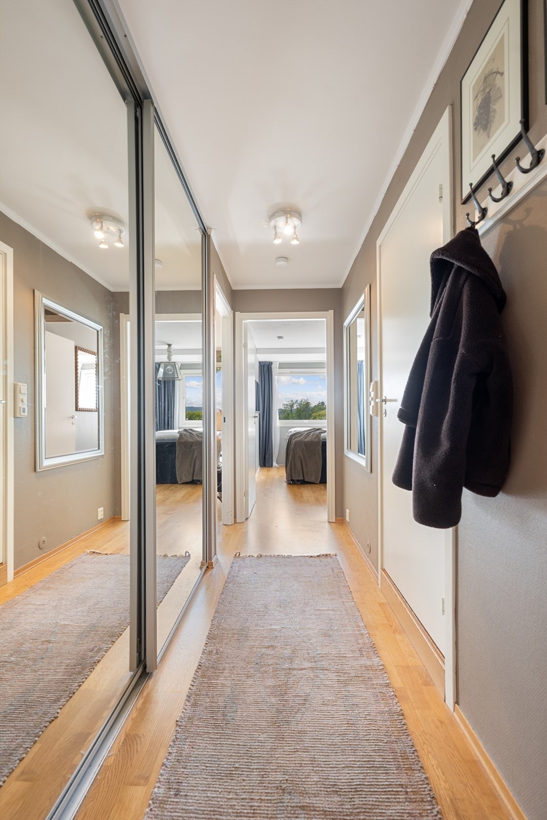 I entréen er det en skyvedørsgarderobe som sørger for gode oppbevaringsmuligheter. Galleribilde