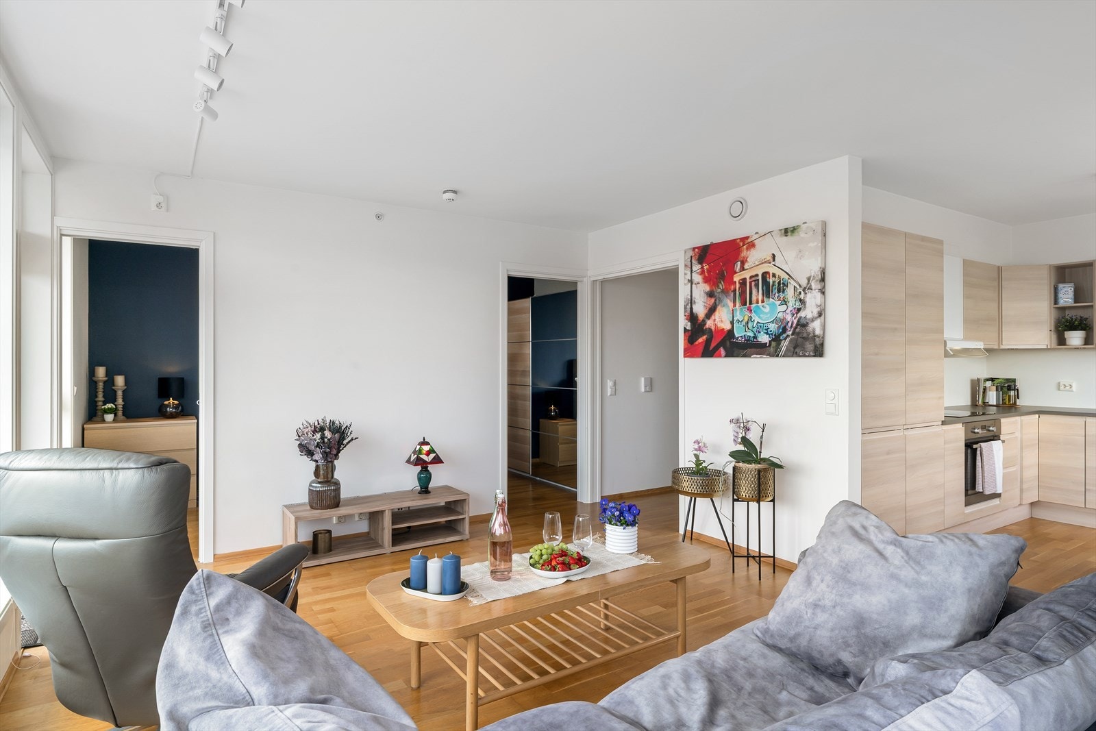 En luft-til-luft-varmepumpe sørger for effektiv oppvarming av leiligheten. Galleribilde