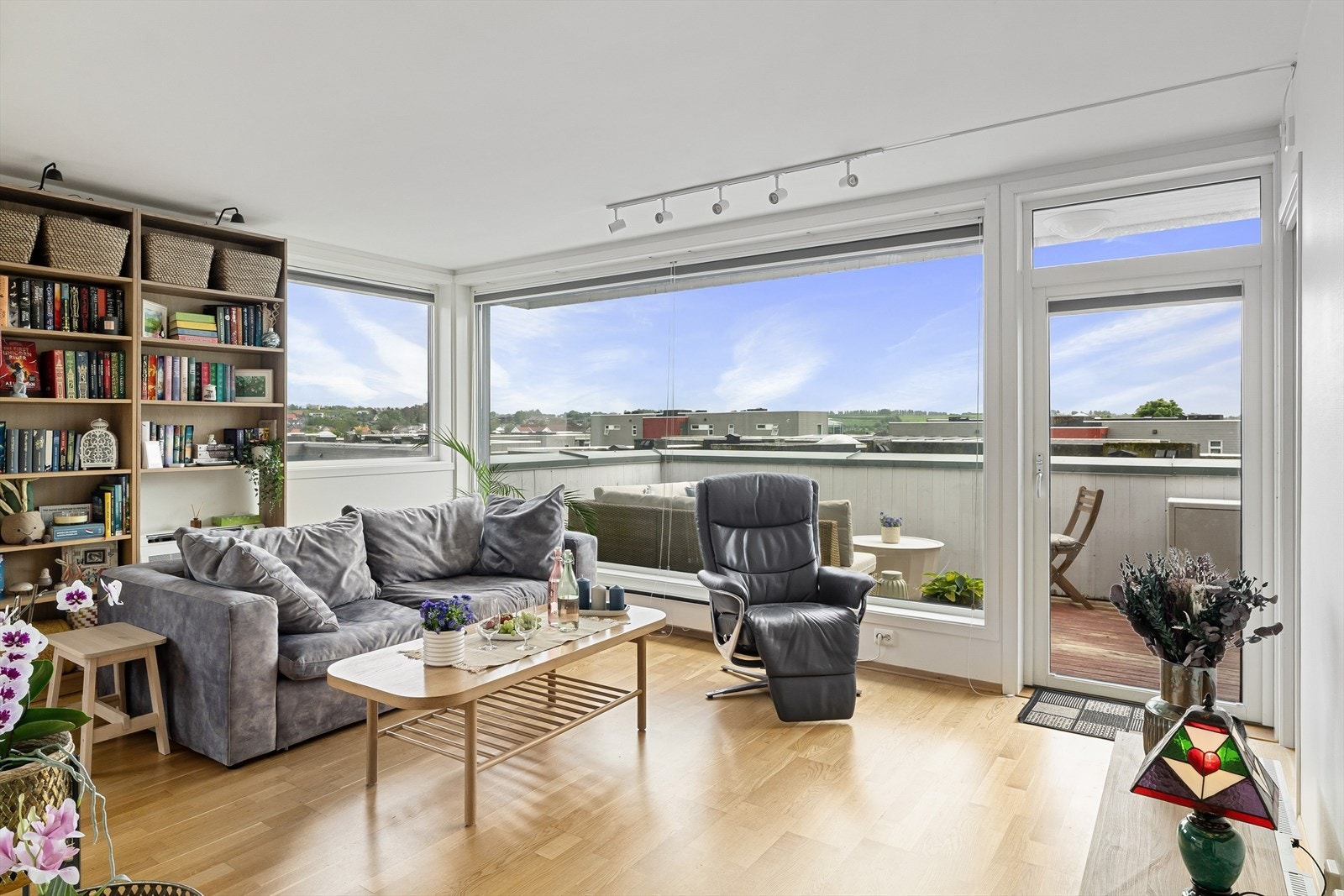Velkommen til Skulevegen 25! Eiendommen presenteres av Leon Høyland i EiendomsMegler 1 Jærmegleren. Foto: Eivind Dirdal Galleribilde