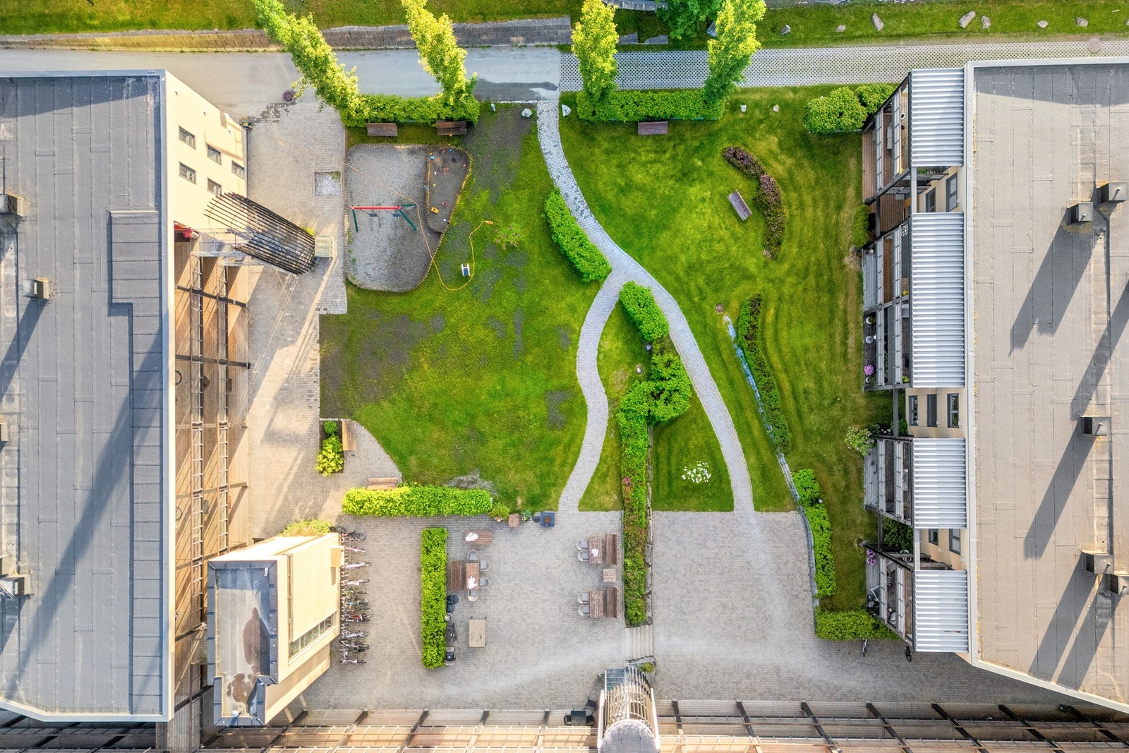 Sameiet har flotte uteområder som består av opparbeidede fellesområder med lekestativ, sittegrupper og diverse beplantninger. Galleribilde