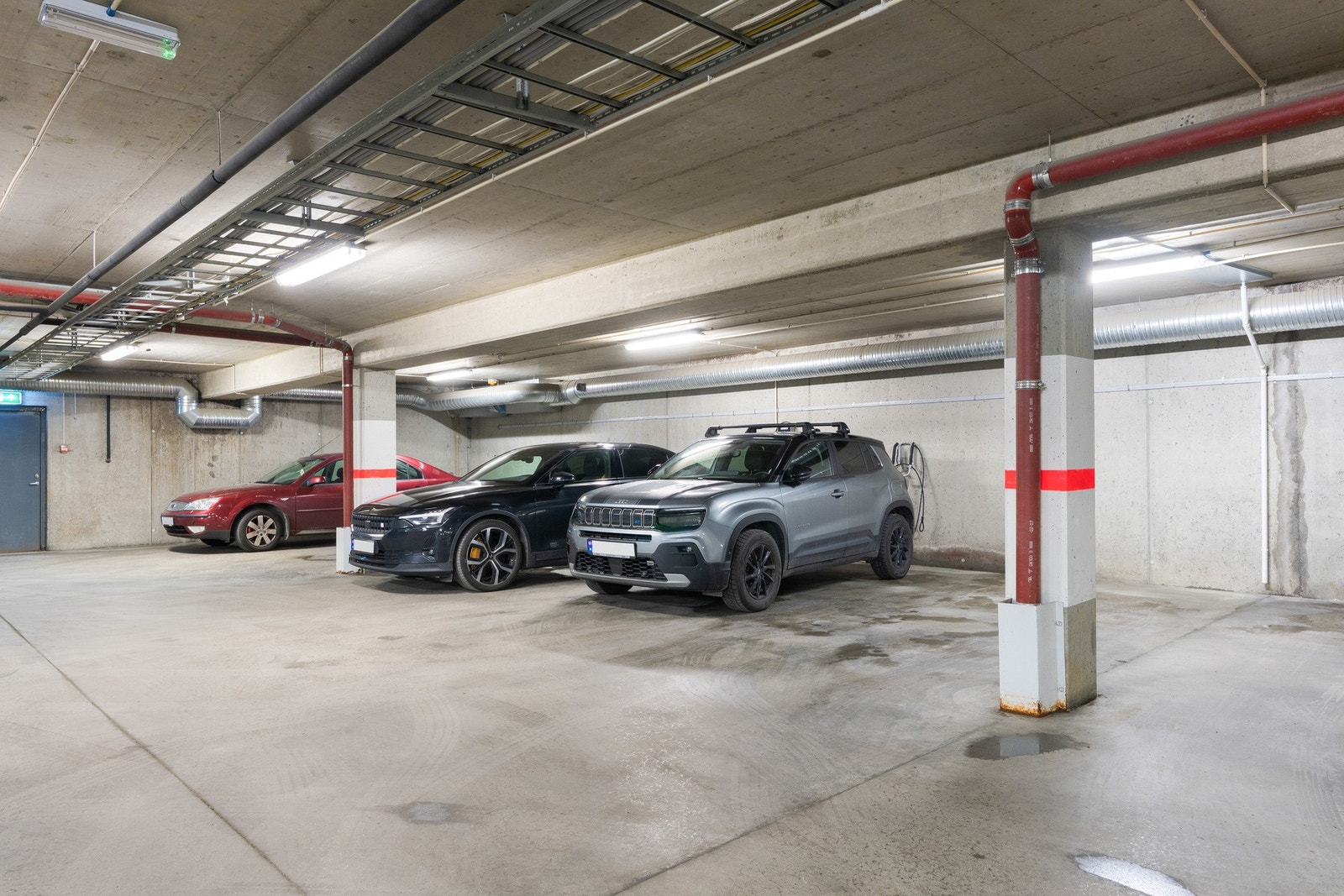 Biloppstillingsplass medfølger. Sameiet har også eget parkeringsanlegg under tak for gjester. Galleribilde