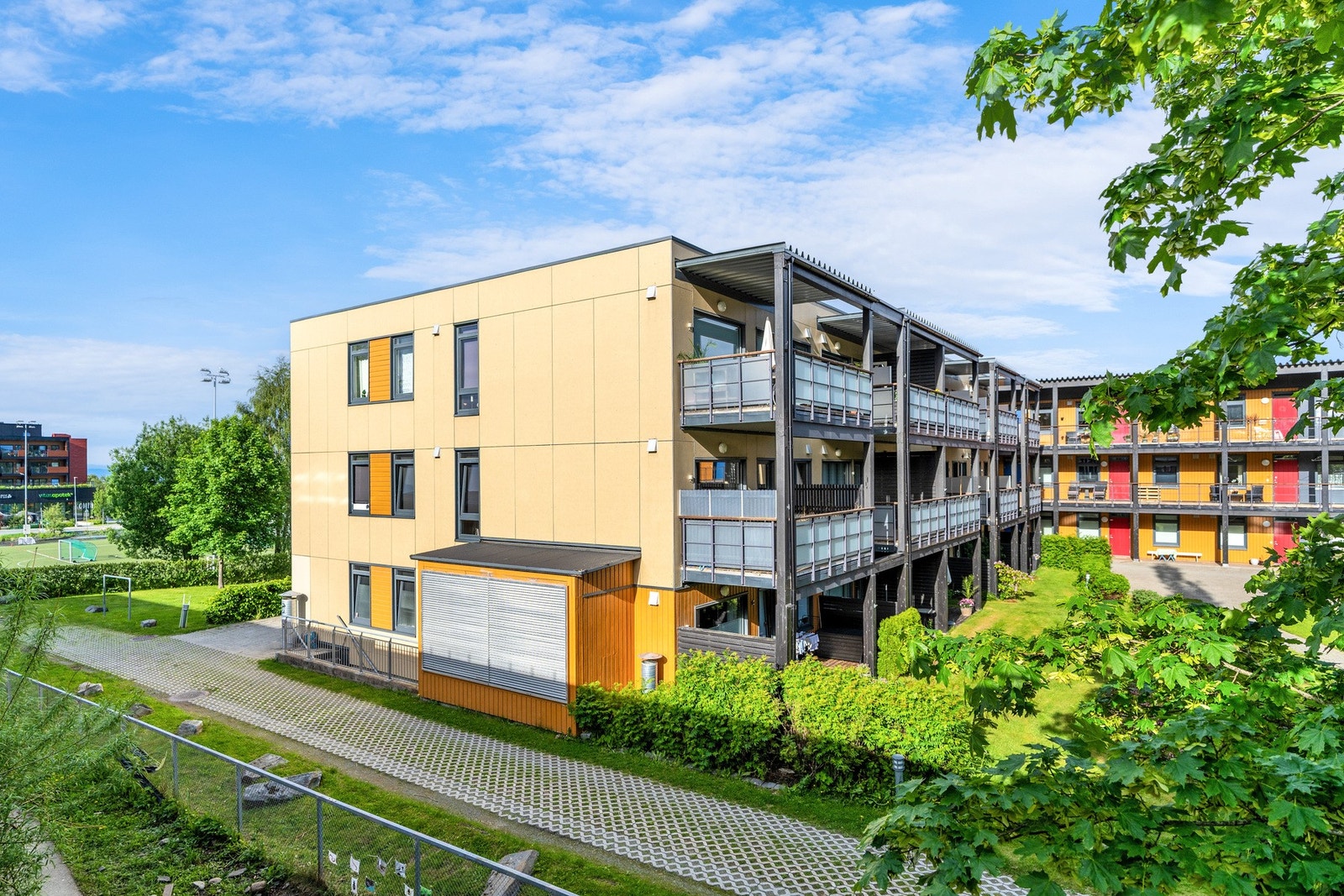 Ved innkjøring til parkeringskjelleren er det en praktisk vaskeplass. Sameiet har også en redskapsbod med diverse utstyr. Galleribilde
