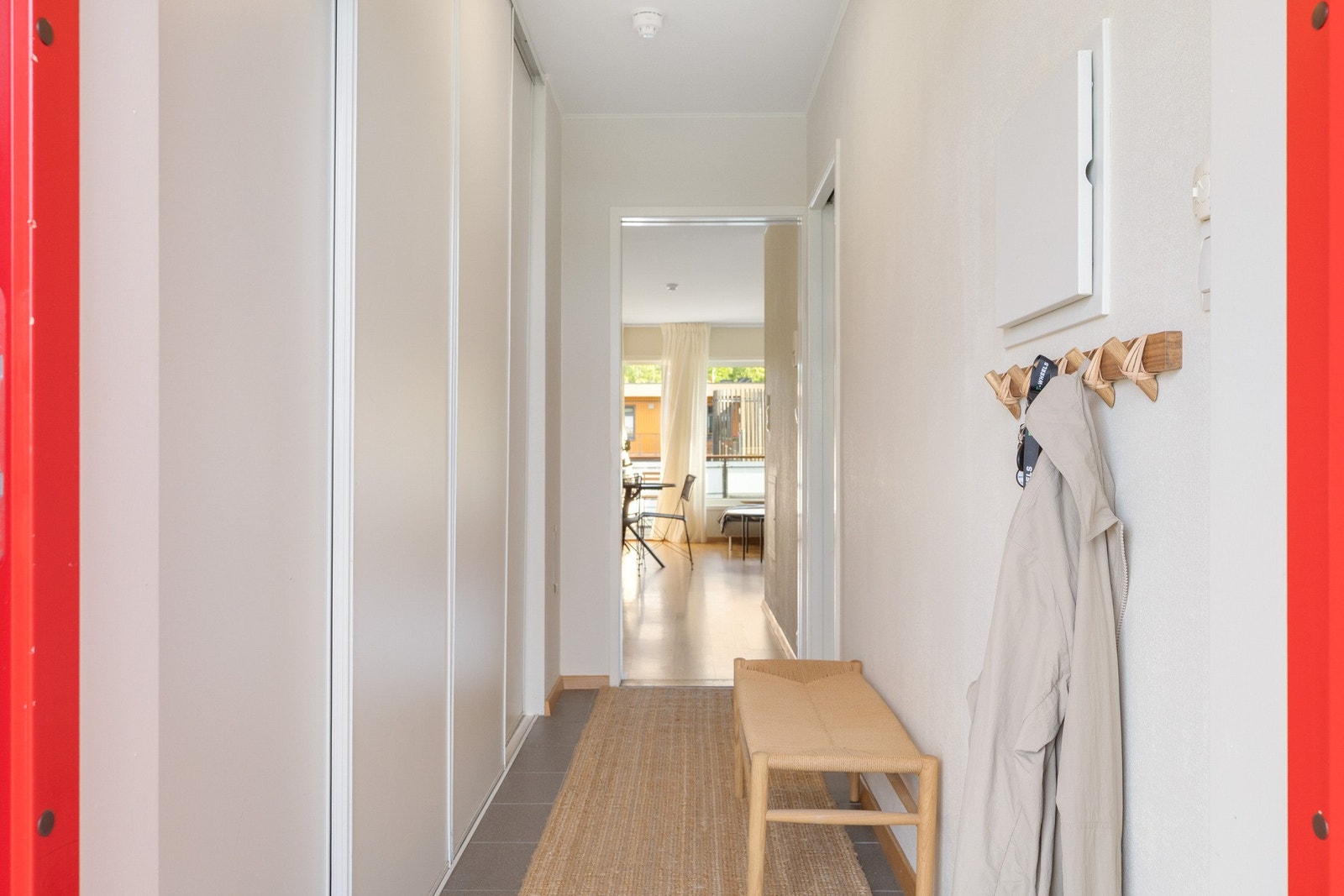 Entré med skyvedørsgarderobe. Galleribilde