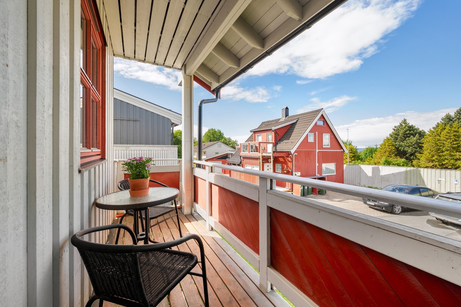 Ved svalgangen er det god plass til en sittegruppe. Galleribilde