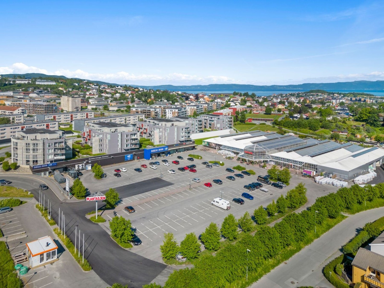 Rema 1000 Bromstad ligger ca. 10min gange fra boligen. Galleribilde