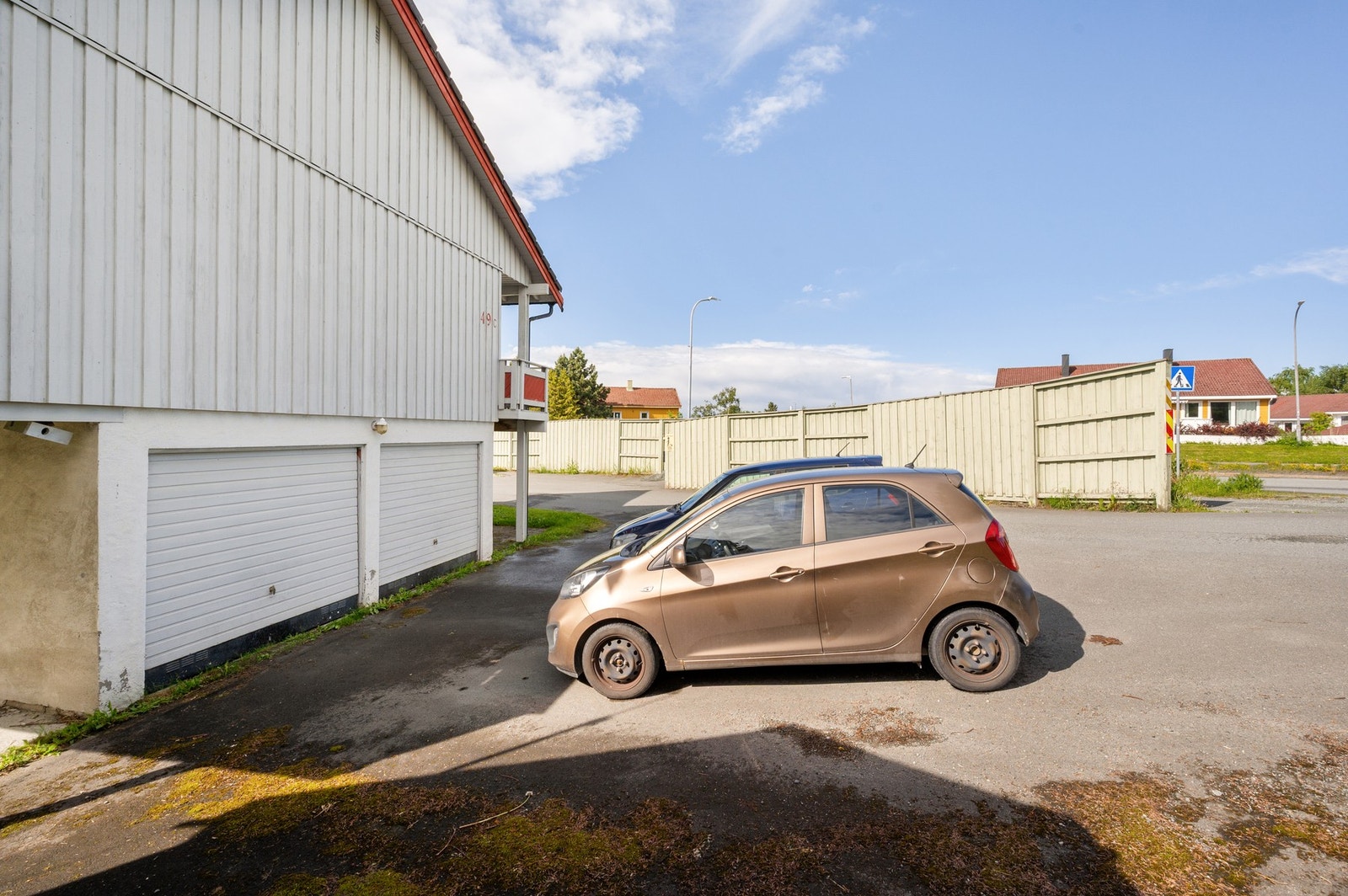 Oppstillingsplass på gårdsplass.
Sameiet disponerer to garasjer og én carport. Galleribilde