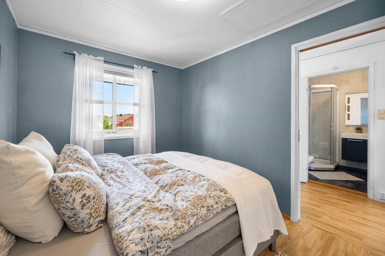 Det er god plass til å innrede med dobbeltseng med nattbord på hver side. Galleribilde