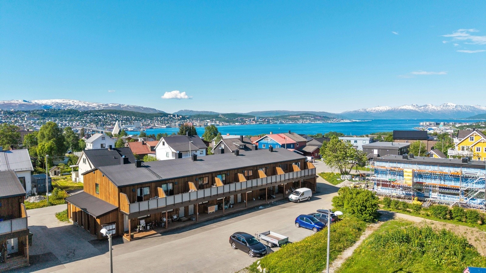 Lekeplass rett utenfor rekkehusene. Galleribilde