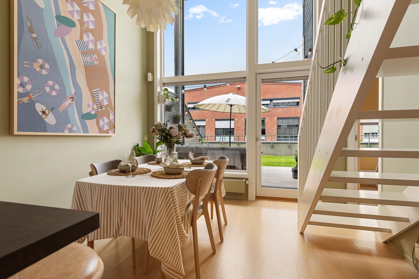 Garasjeplass (fast dekke, ikke i heis) kan kjøpes i tillegg. Se salgsoppgave for mer informasjon. Galleribilde