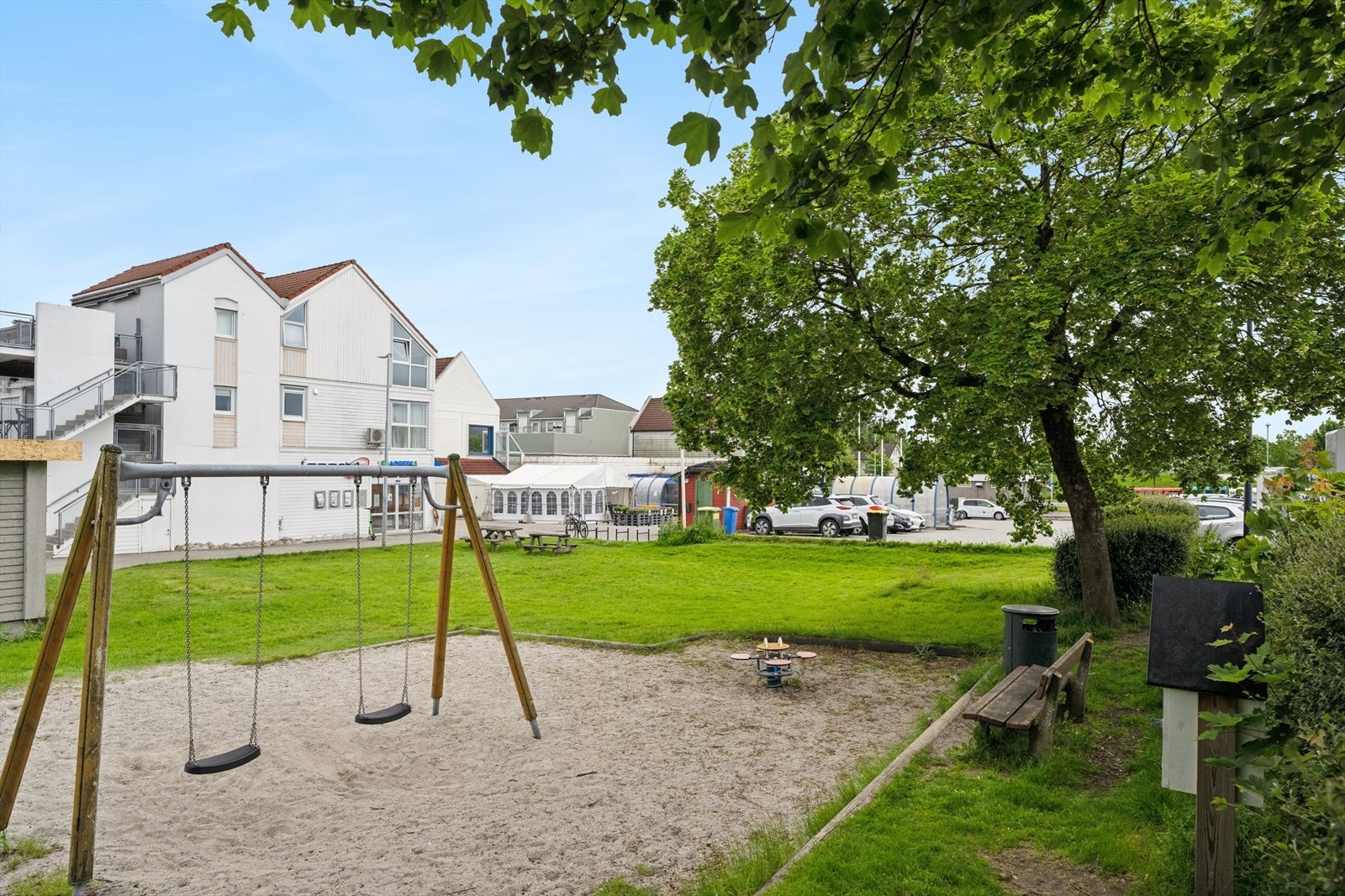Lekeplass og grøntområder for de små. Galleribilde