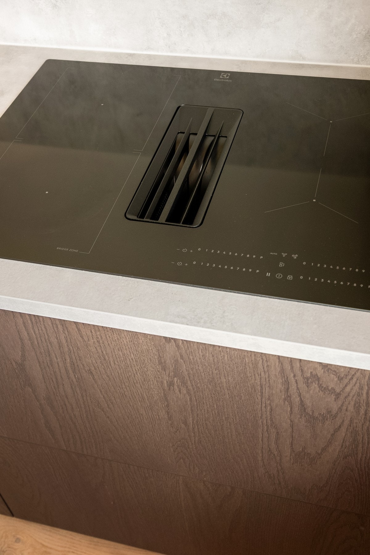 Lekker integrert platetopp fra Electrolux med integrert ventilator. Det er installert komfyrvakt. Galleribilde