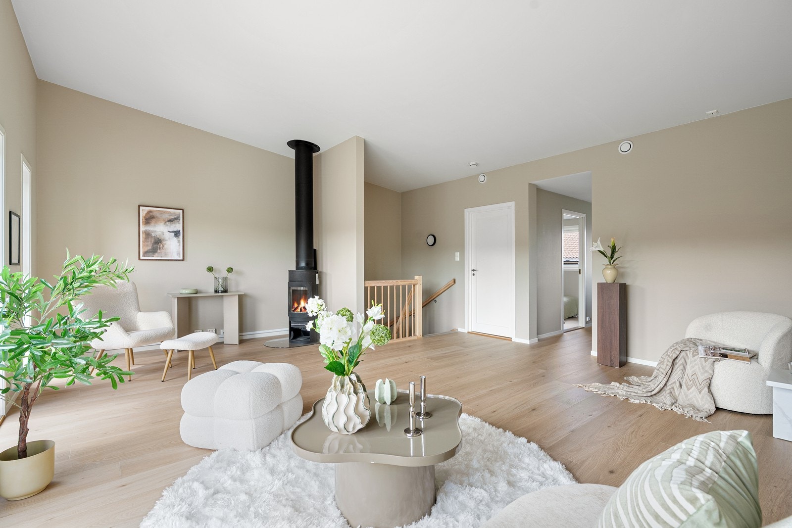 Boligen går over to etasjer og byr på en praktisk planløsning med tre soverom, integrert garasje, stor terrasse og balkong Galleribilde