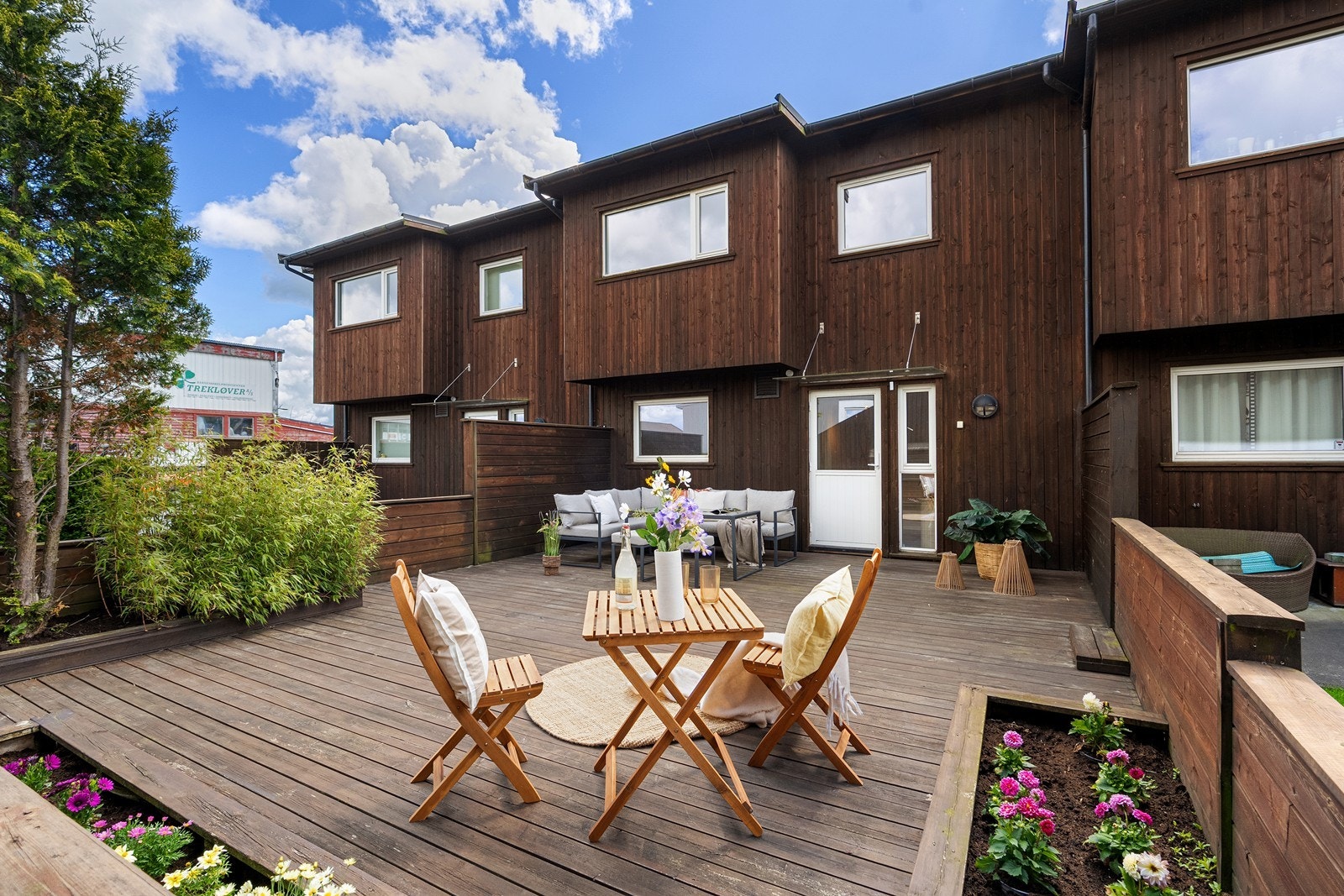 Kombinasjonen av stor terrasse på bakkeplan og balkong i oppholdsetasjen gir gode muligheter for å følge solen gjennom dagen. Galleribilde