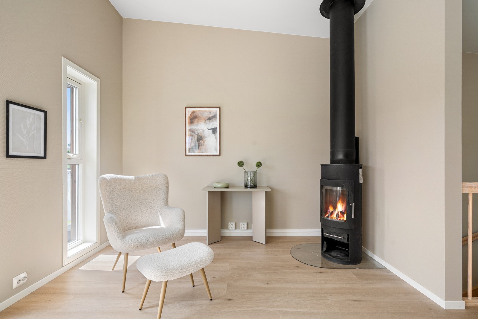 Boligen varmes opp med elektriske varmekabler og vedovn i stuen. I tillegg har boligen balansert ventilasjonsanlegg som bidrar til et godt inneklima. Galleribilde