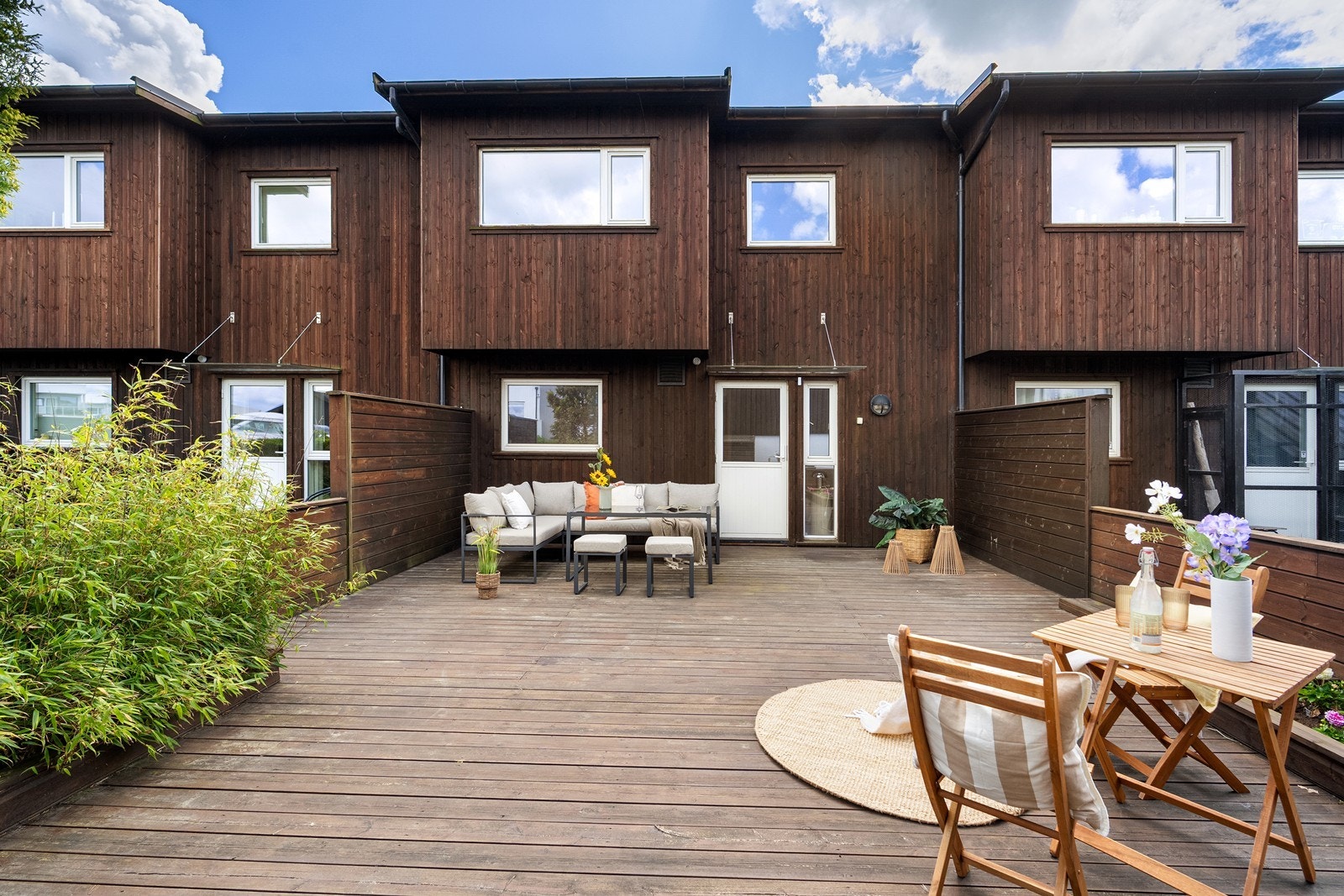 Kombinasjonen av stor terrasse på bakkeplan og balkong i oppholdsetasjen gir gode muligheter for å følge solen gjennom dagen. Galleribilde