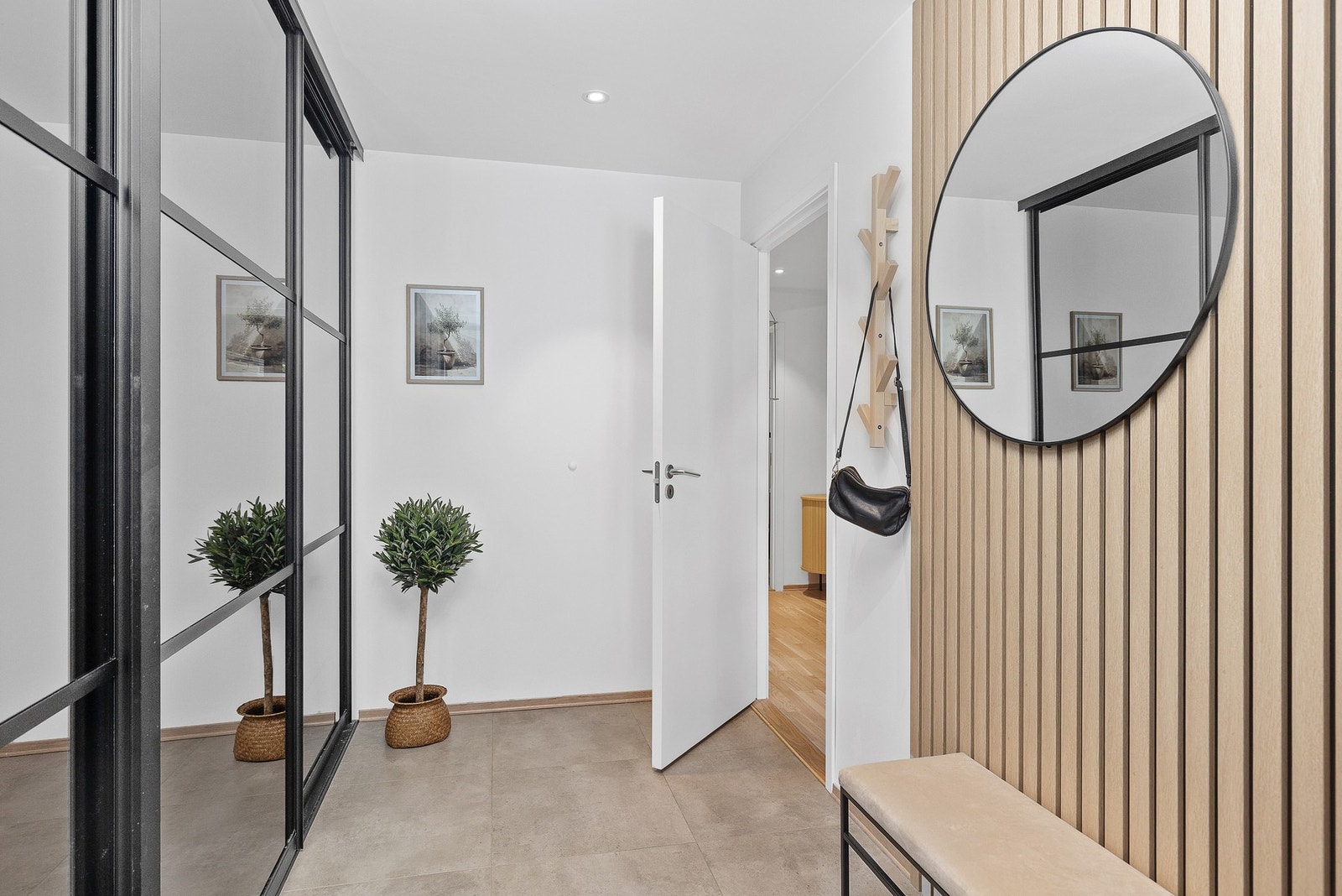 Pen flislagt Entrè på 6,6 kvm med varme i gulv, spotter i himling og en stor skyvedørsgarderobe. Galleribilde