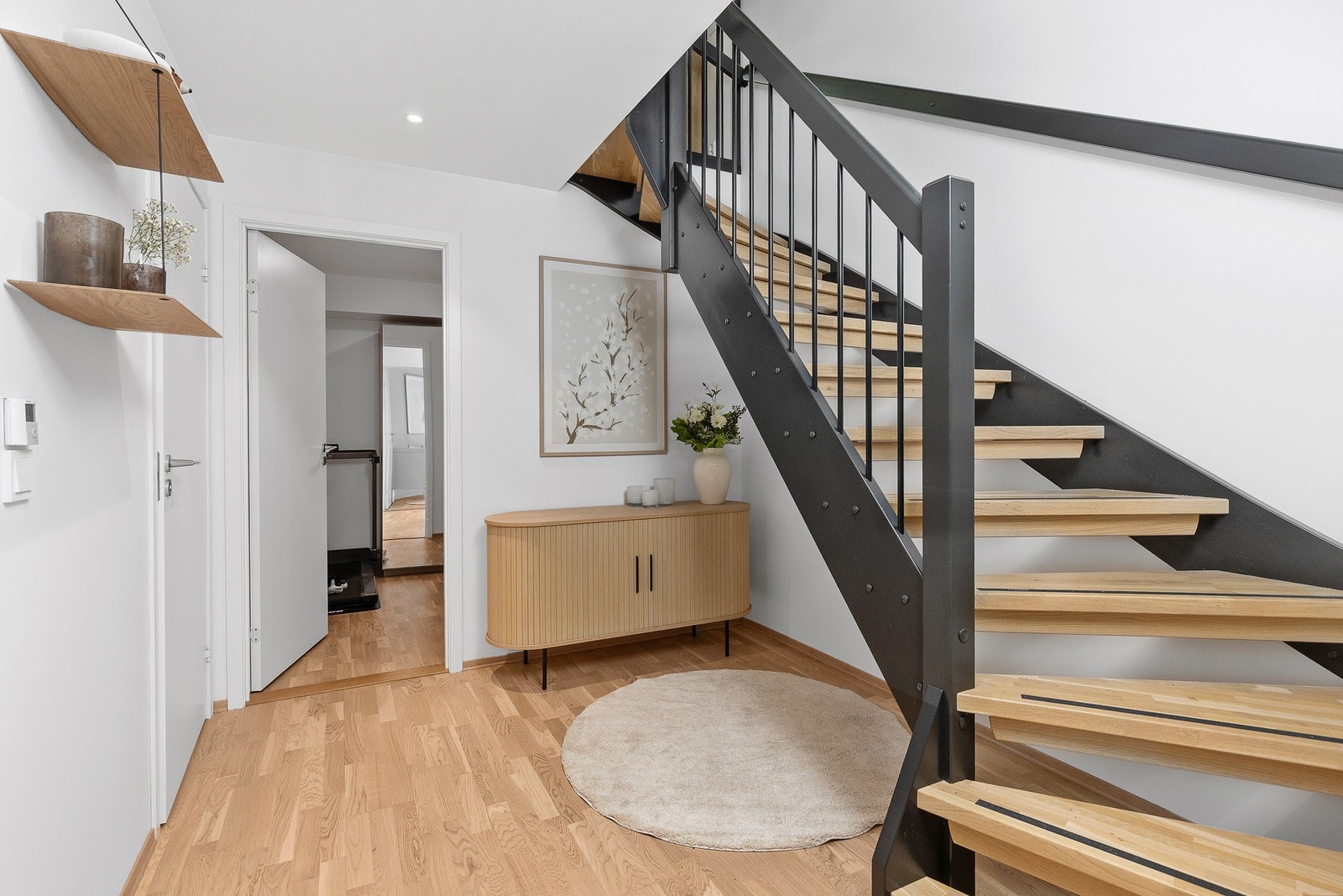 Lys og fin hall på 8,4 kvm som tar deg opp til boligens hovedplan. Galleribilde