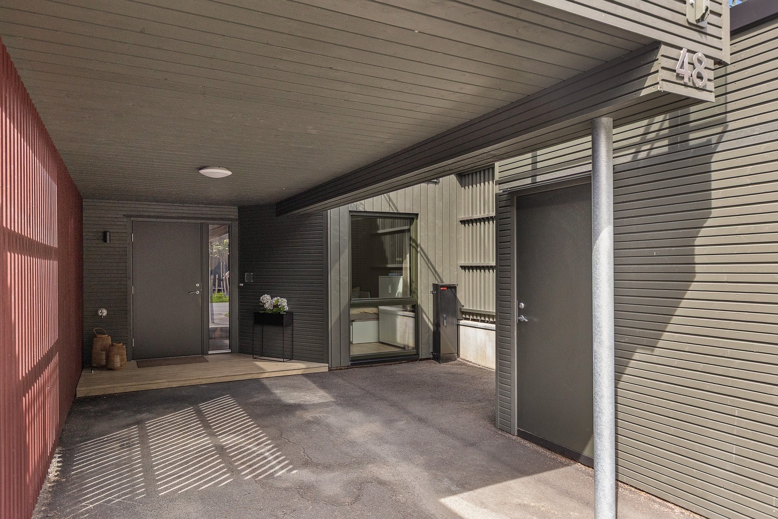 Praktisk carport/biloppstillingsplass med EL-bil lader og tilhørende sportsbod på 3,5 kvm. Galleribilde