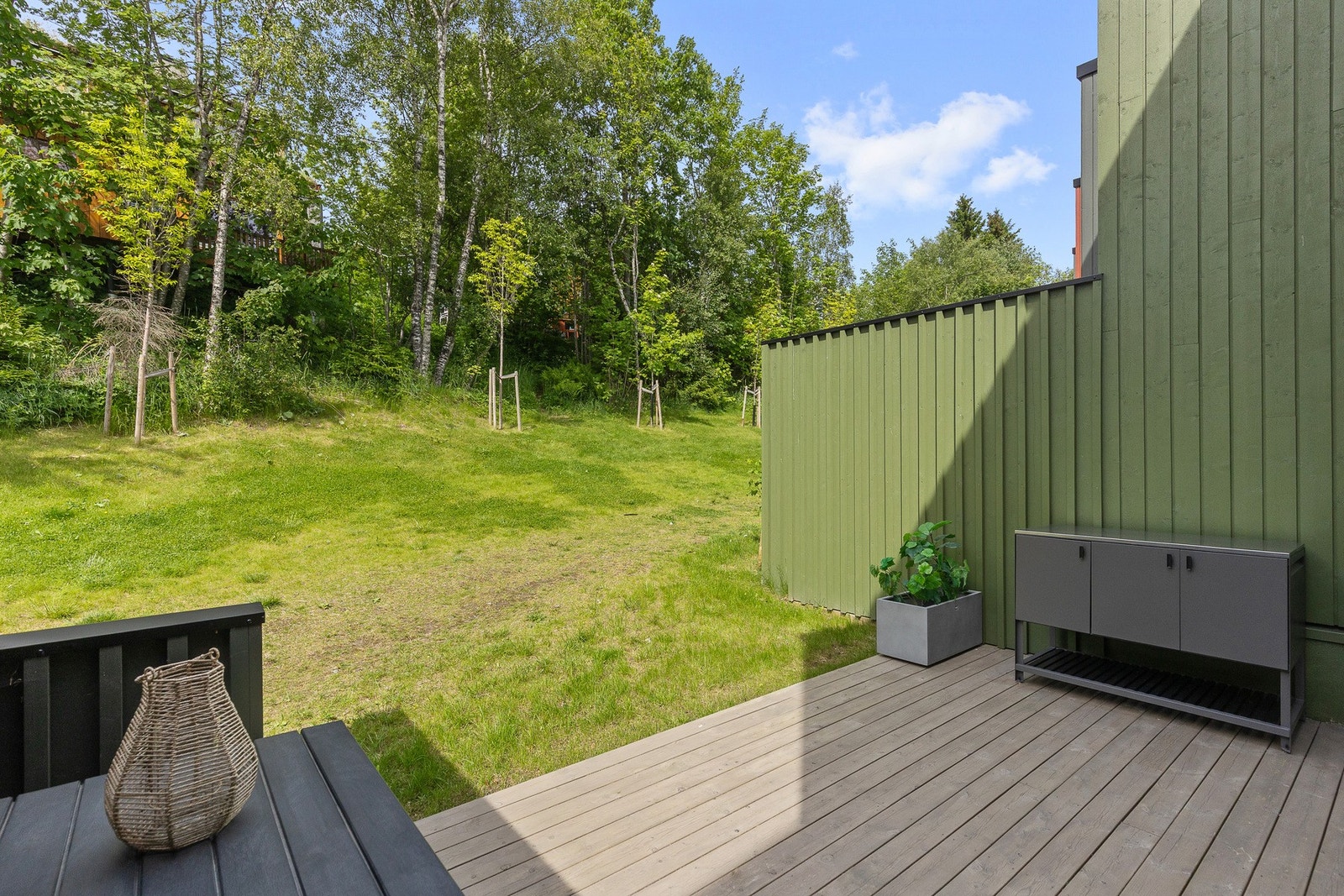 Markterrasse som vender mot fine grøntområder og er svært barnevennlig. Galleribilde