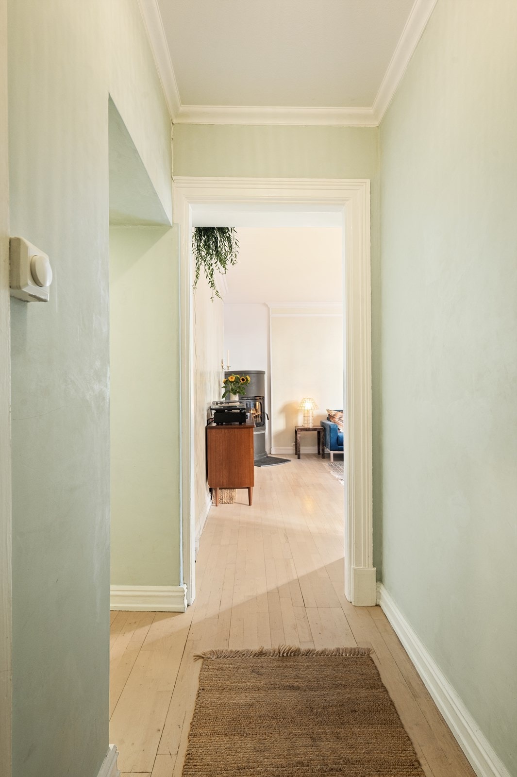 Velkommen inn! Romslig entré med plass til oppbevaring av yttertøy og sko. Galleribilde