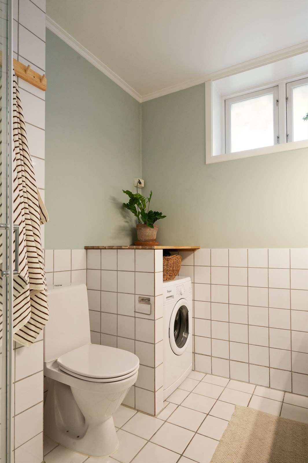 Badet er etablert i tidligere kjøkken. Dette er søknadspliktig tiltak etter plan- og bygningslovgivningen og er ikke godkjent av kommunen. Se punkt om ferdigattest for informasjon. Galleribilde