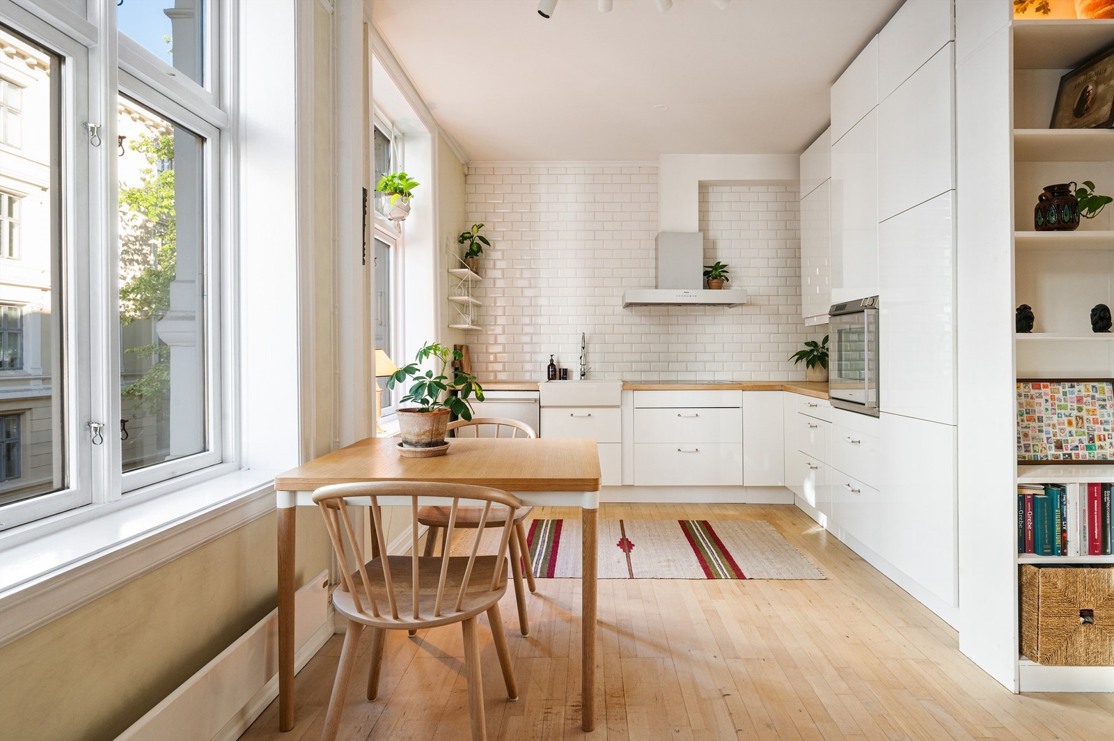 Lekkert kjøkken med godt med skap- og benkeplass. Innredningen har glatte fronter og heltre benkeplate med nedfelt vask. Galleribilde