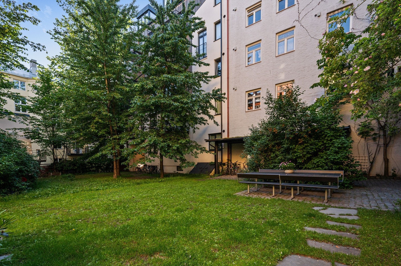 I bakgården er det også felles sykkelparkering under tak. Galleribilde