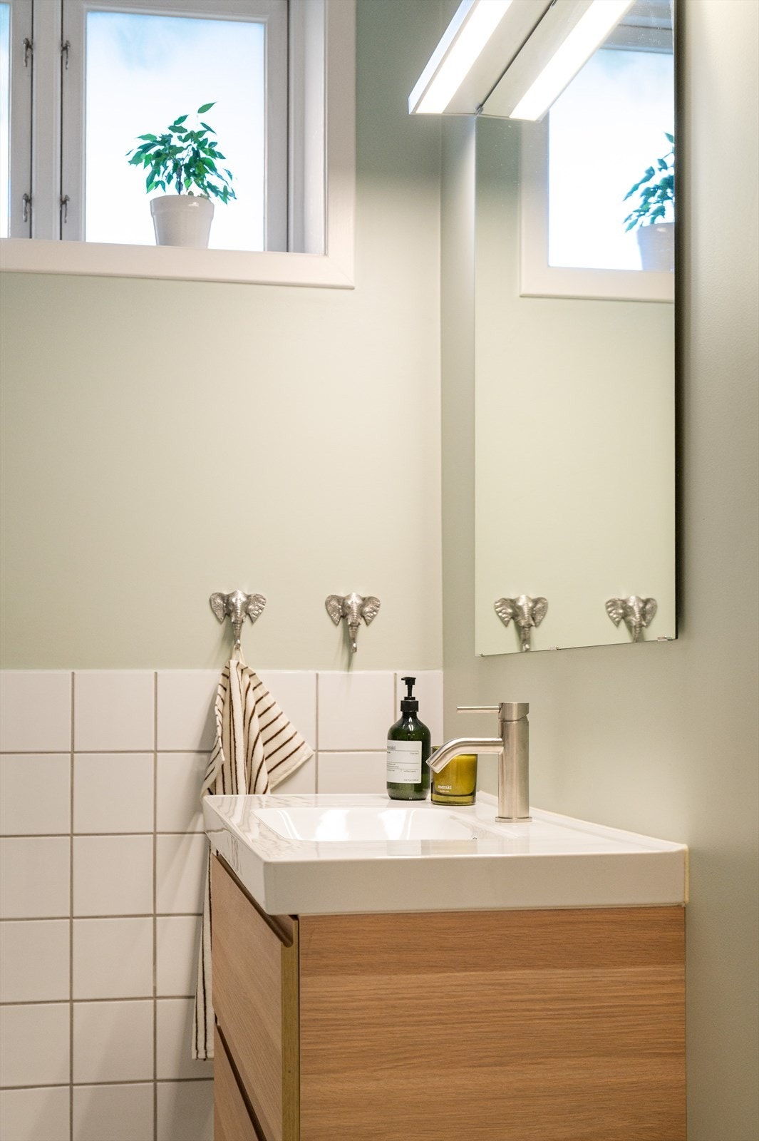 Vinduet på badet gir godt med dagslys og mulighet for naturlig ventilasjon. Galleribilde