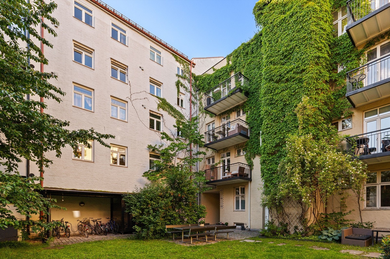 Borettslaget har en stor og frodig bakgård, skjermet fra byens støy. Galleribilde