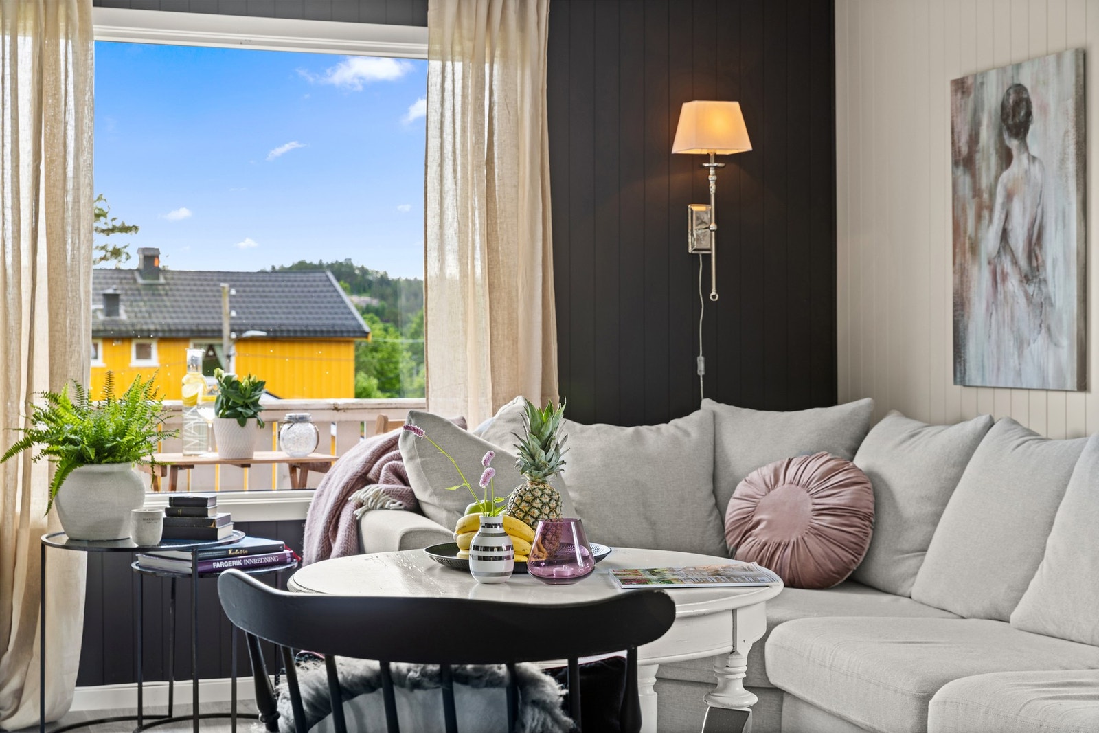 Her er det fin plass til sofagruppe, lenestoler og tv-/mediastasjon. Galleribilde
