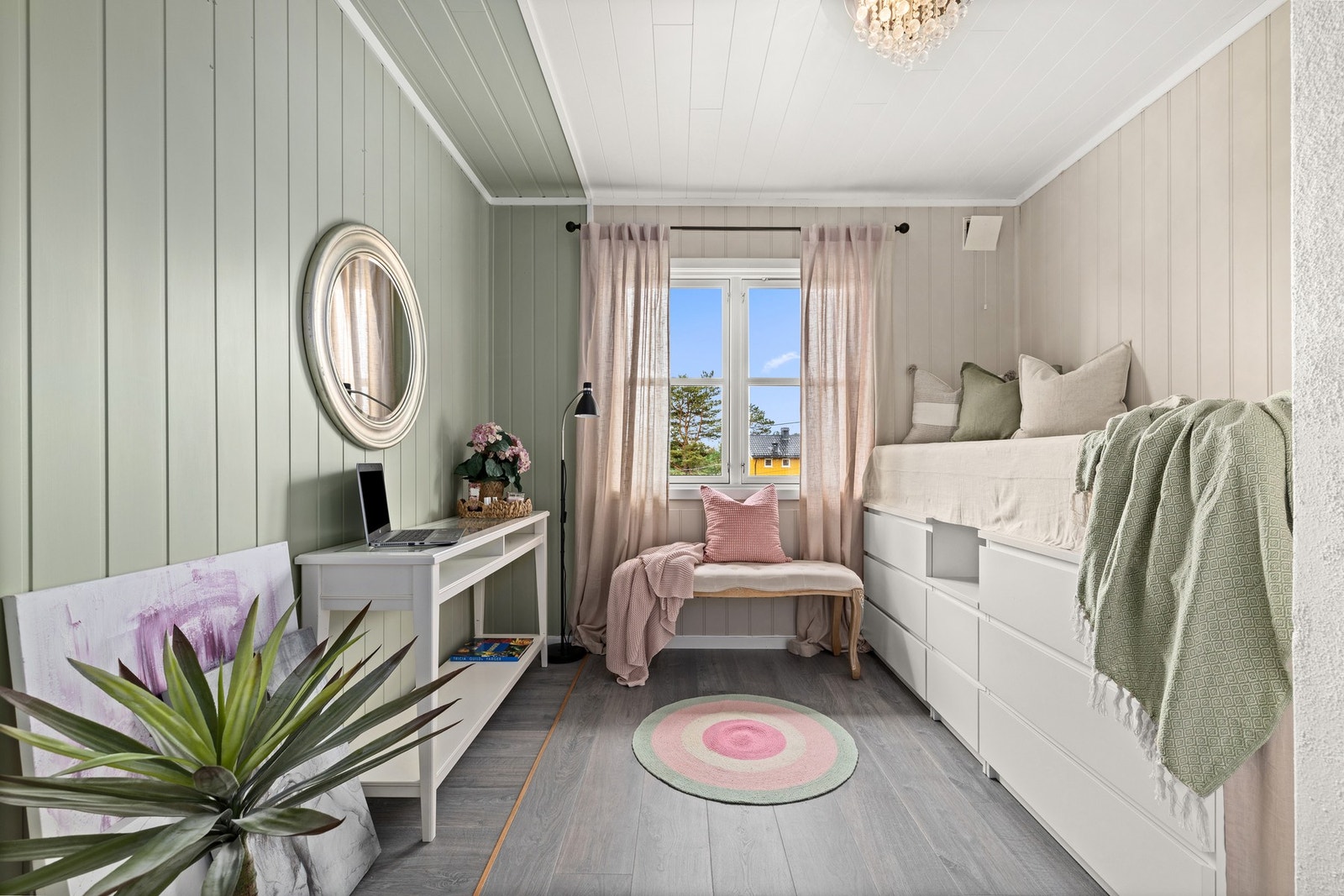 Lyst og innbydende soverom Galleribilde