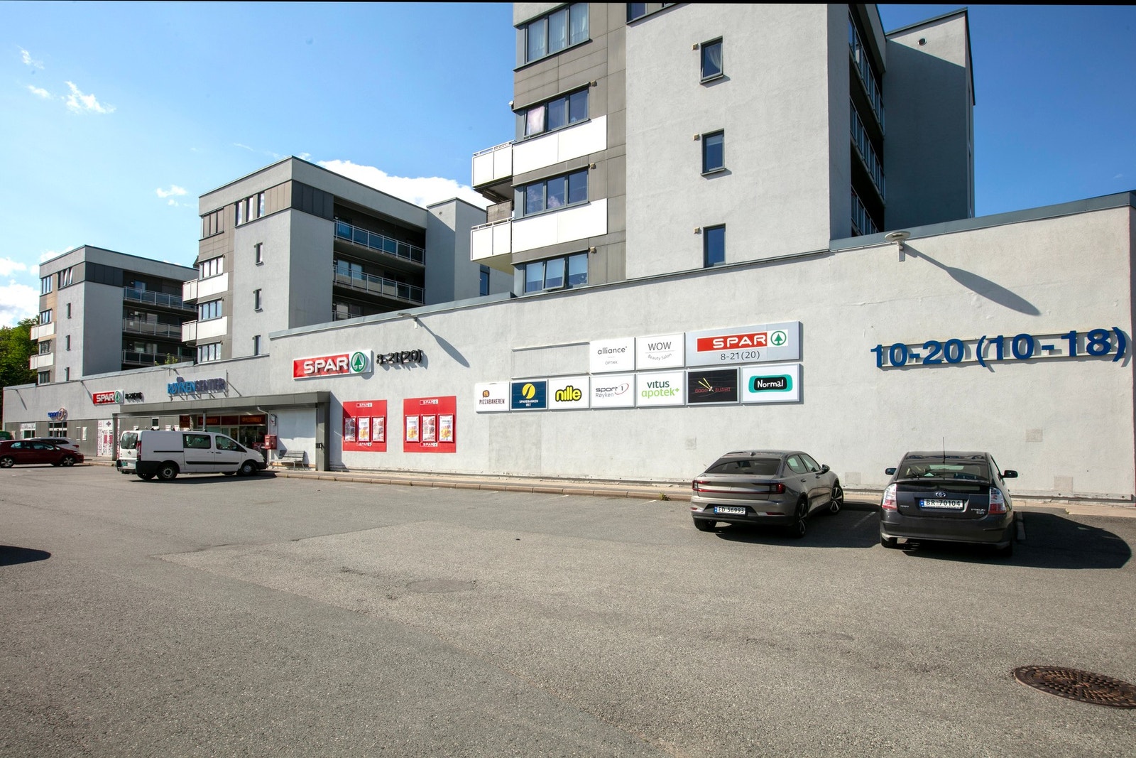 Røyken senter med mange forskjellige butikker Galleribilde