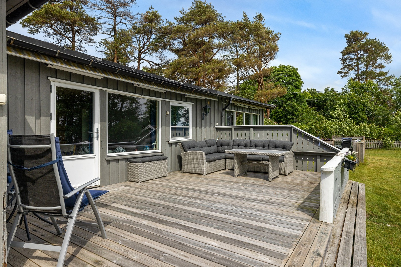Med terrasse rundt store deler av hytten er det alltid en plass i finværet Galleribilde