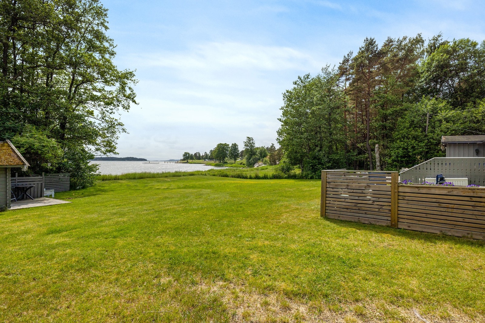 Noen få skritt til vannet og en hel verden unna hverdagen Galleribilde