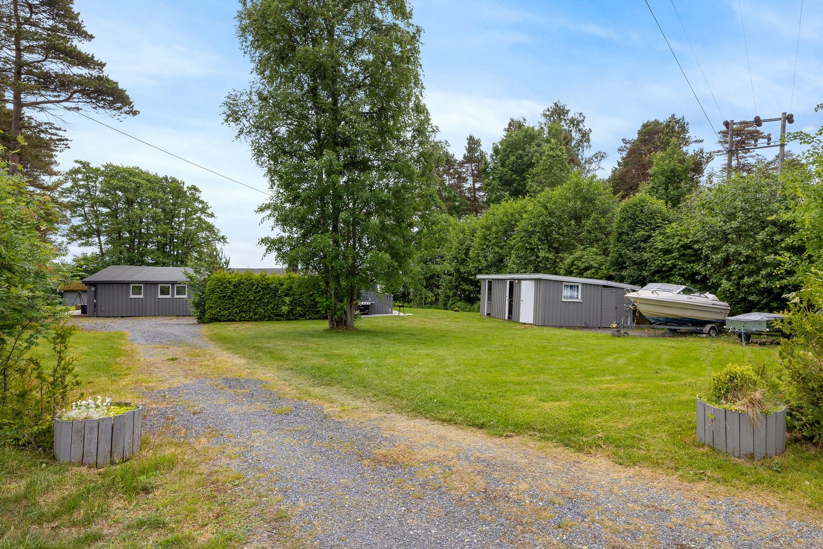 Innkjørsel og gårdsplass er gruset Galleribilde