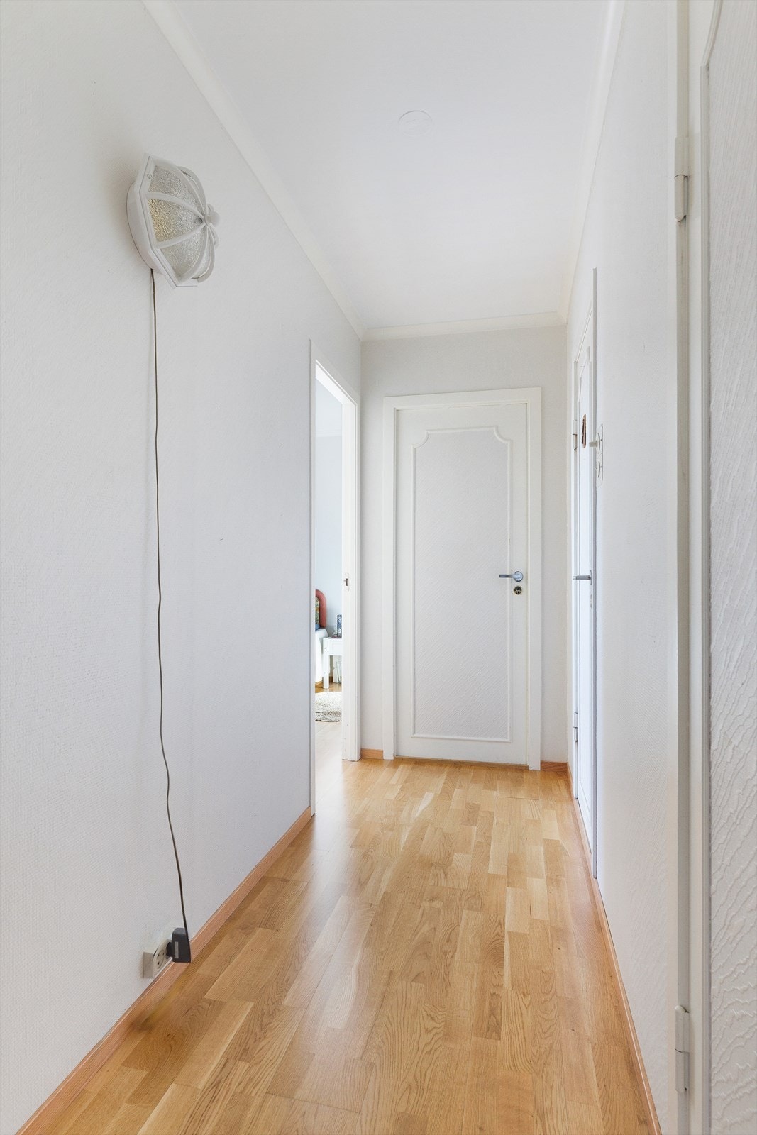Lyse overflater i gangen som leder inn til soveromsavdelingen. Galleribilde