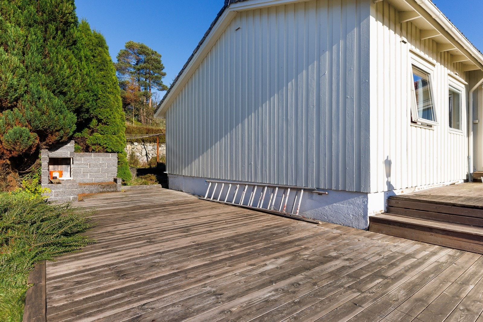 Uteområdet er opparbeidet med terrasse og gruslagt gårdsplass. Galleribilde