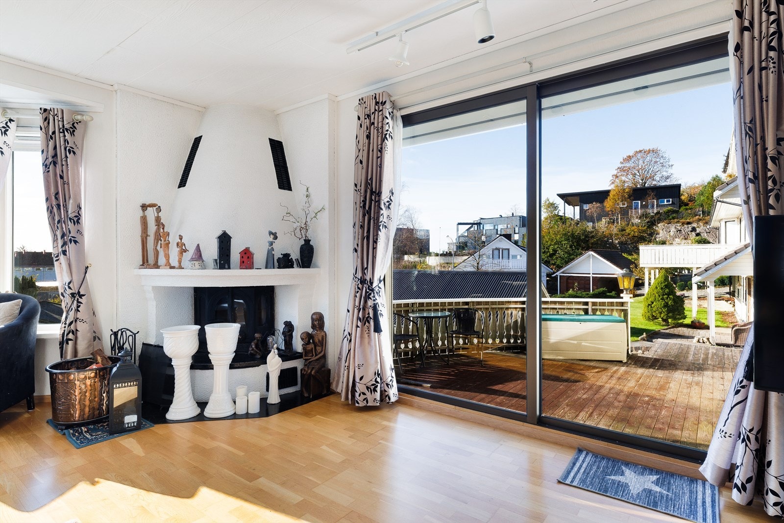 Store skyvedører i glass visker ut skillet mellom inne og ute. Galleribilde