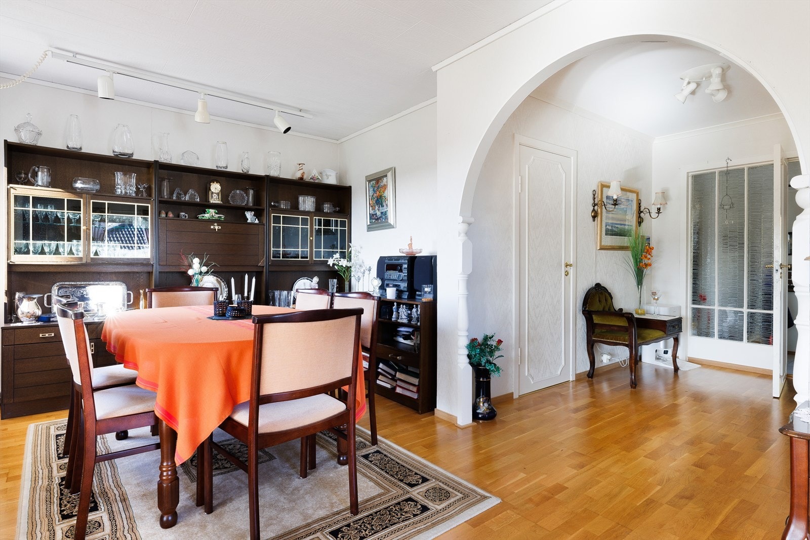 Stuen er romslig og har god plass til både spisebord og en større sofagruppe. Galleribilde