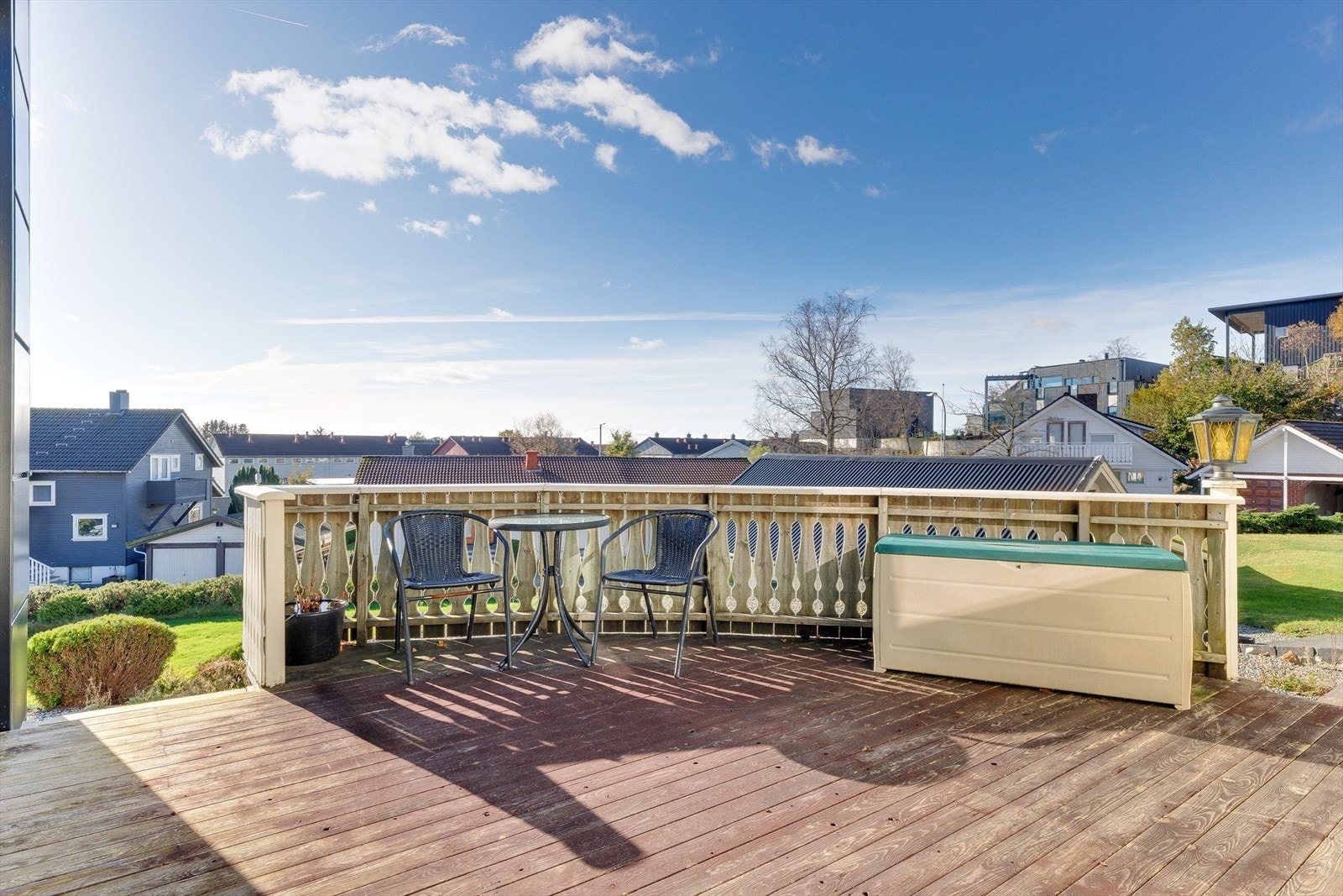 En lun og usjenert uteplass med gode solforhold. Galleribilde