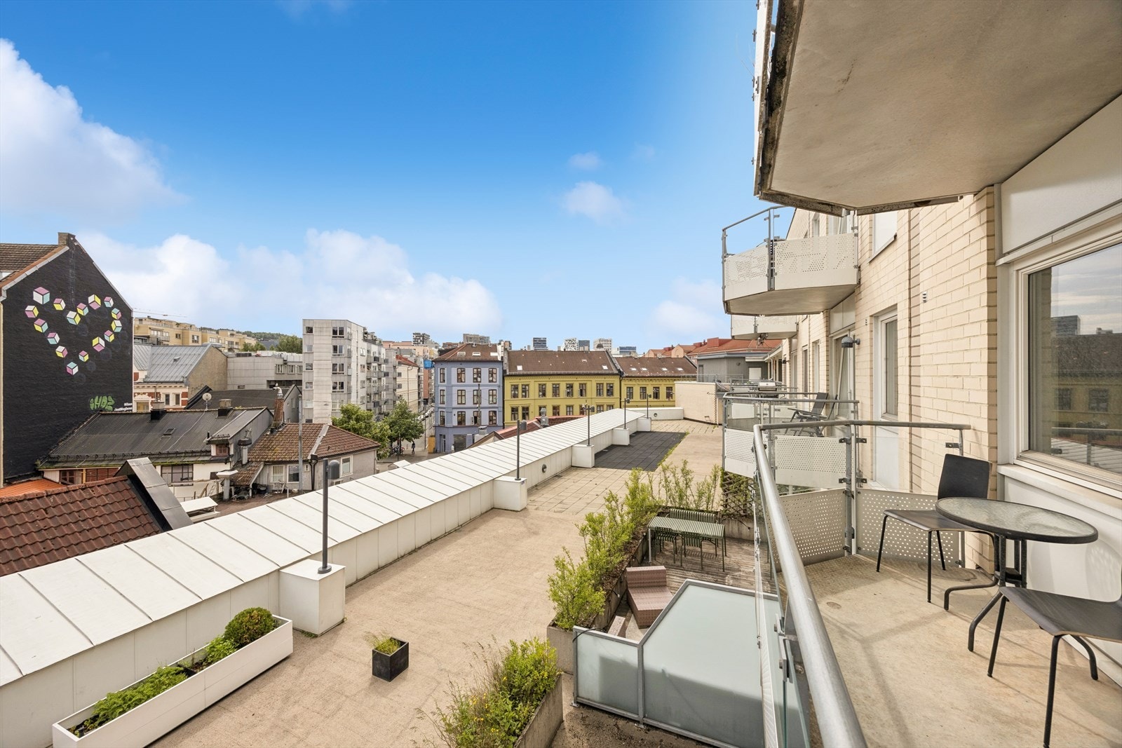 Balkongen har plass til en sittegruppe, og har utsikt over nærområdet og sameiets felles takterrasse. Galleribilde