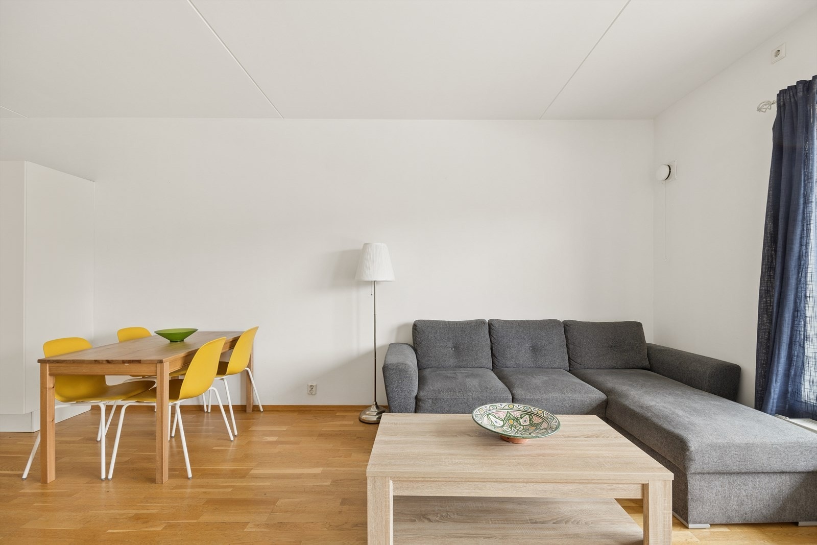 Her er det enkelt å dele rommet inn i flere soner, med plass til både sofa- og spisebord. Galleribilde