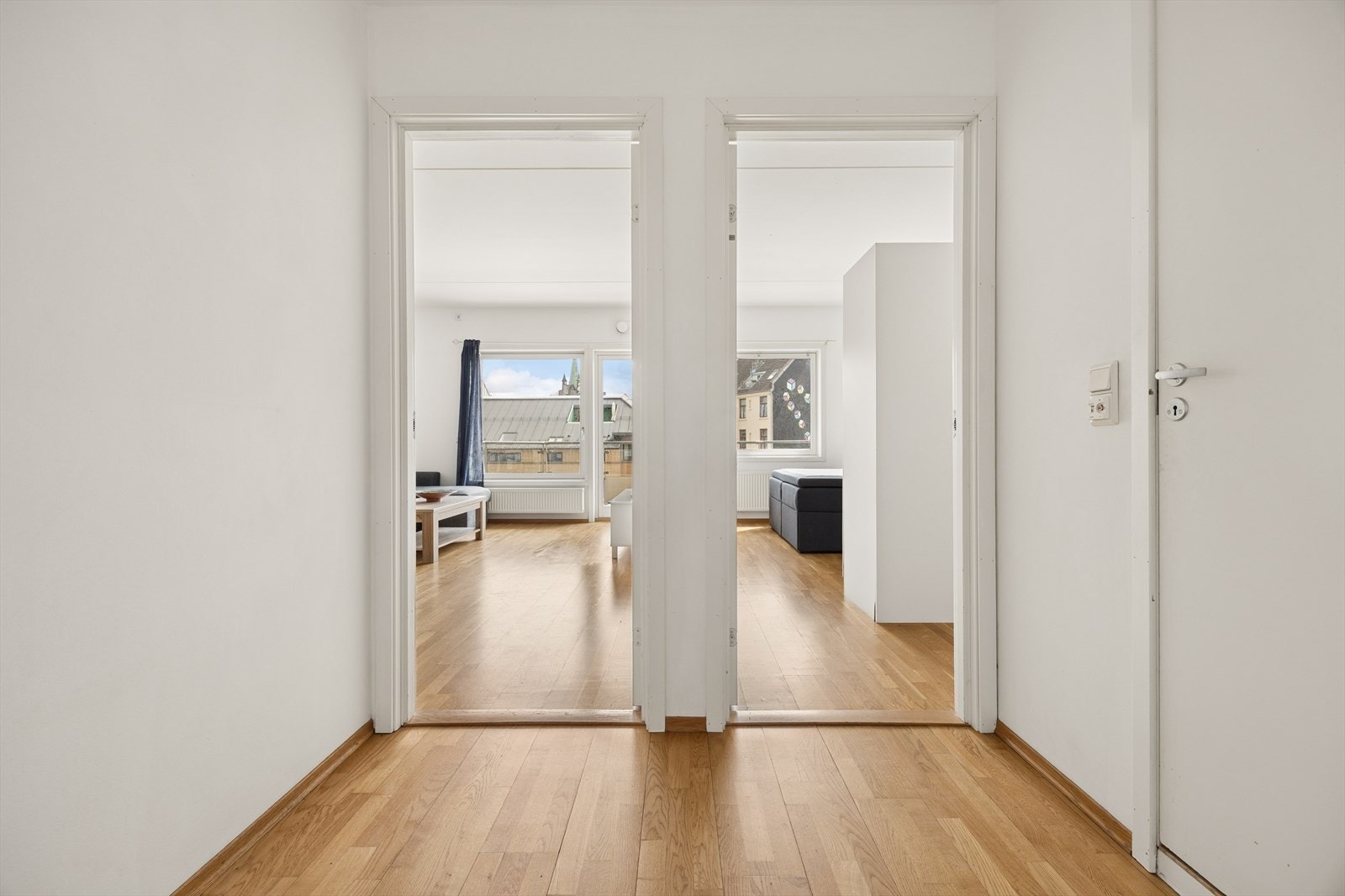 Fra entréen åpner leiligheten seg mot stue og soverommet. Galleribilde
